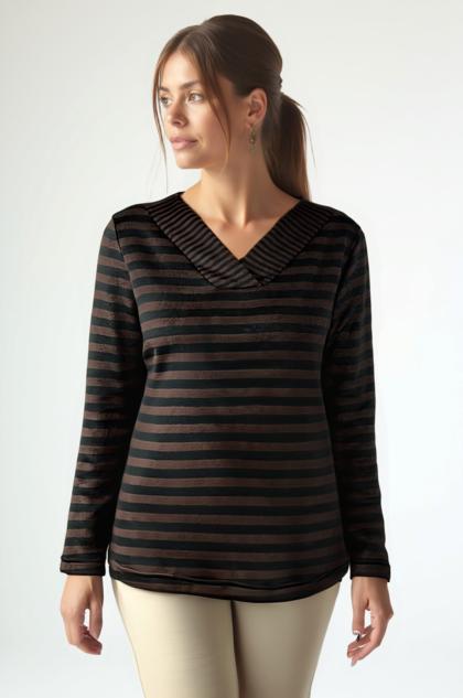 BENACO - Warm striped sweater with V-neck